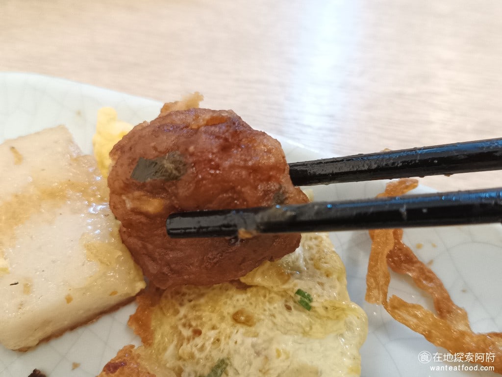 秦小姐豆漿 信義店 信義區美食 市政府美食 台灣小吃 他的獅子頭吃起來味道非常重裡面有加了許多的蔥外皮炸的非常的焦肉質軟嫩帶有一些汁 這不過因為有點鹹所以最好不要單吃