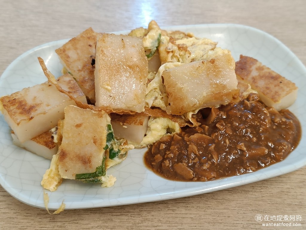 秦小姐豆漿 信義店 信義區美食 市政府美食 台灣小吃 蘿蔔糕蔥蛋 蘿蔔糕超爛的價格是55元他的蘿蔔糕外皮間的非常的脆蔥蛋也煎得非常香旁邊搭配的醬是炸醬 這非常特別 因為其他早餐店搭配的都是醬油膏