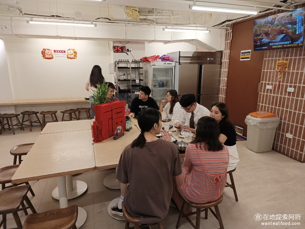 秦小姐豆漿 信義店 信義區美食 市政府美食 台灣小吃 店內的挑高也很高所以中午期間全部做滿的時候也不會感覺店內特別的吵雜