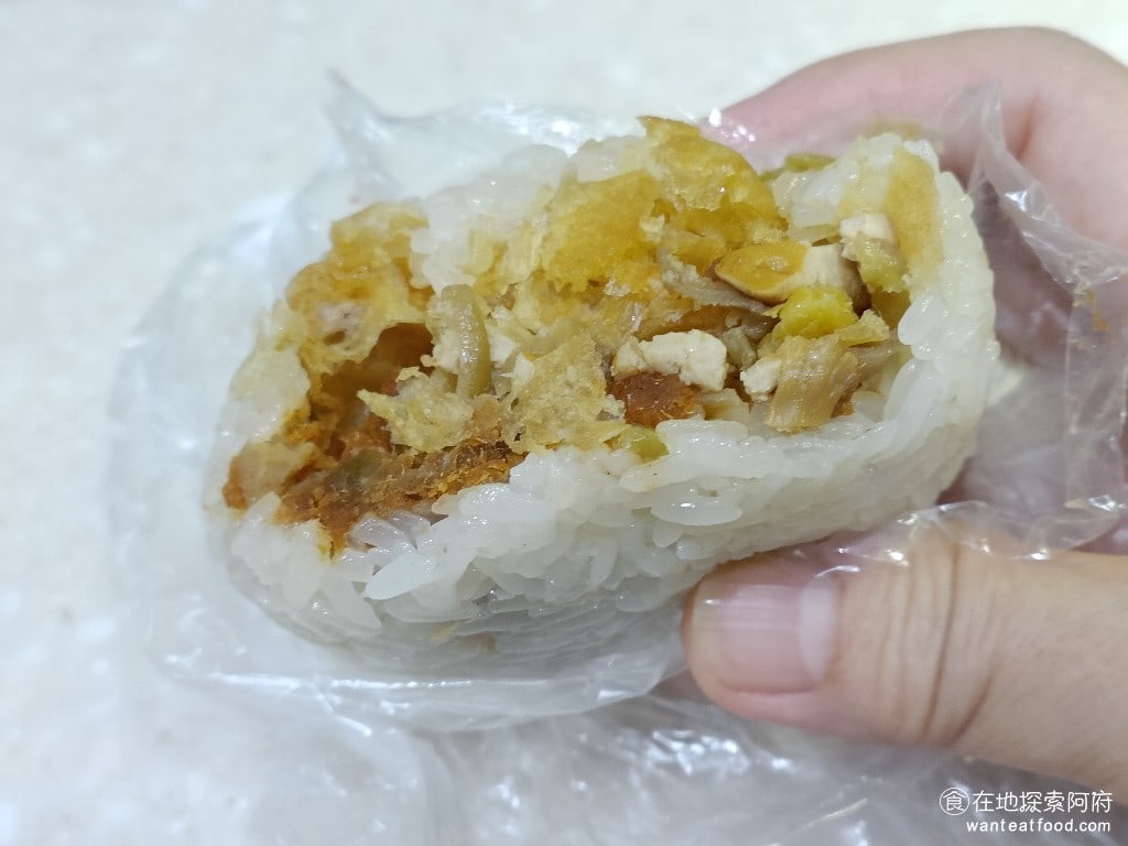 秦小姐豆漿 信義店 信義區美食 市政府美食 台灣小吃 他的飯糰裡面放了滿滿的酸菜油條肉鬆豆干 飯糰的米飯吃起來粒粒分明裡面的肉鬆味道很香酸菜帶有一點甜味整體吃起來非常的舒服