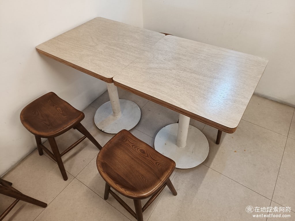 秦小姐豆漿 信義店 信義區美食 市政府美食 台灣小吃 全新的桌子和椅子桌面也非常的寬敞做起來不會和延吉店一樣擁擠