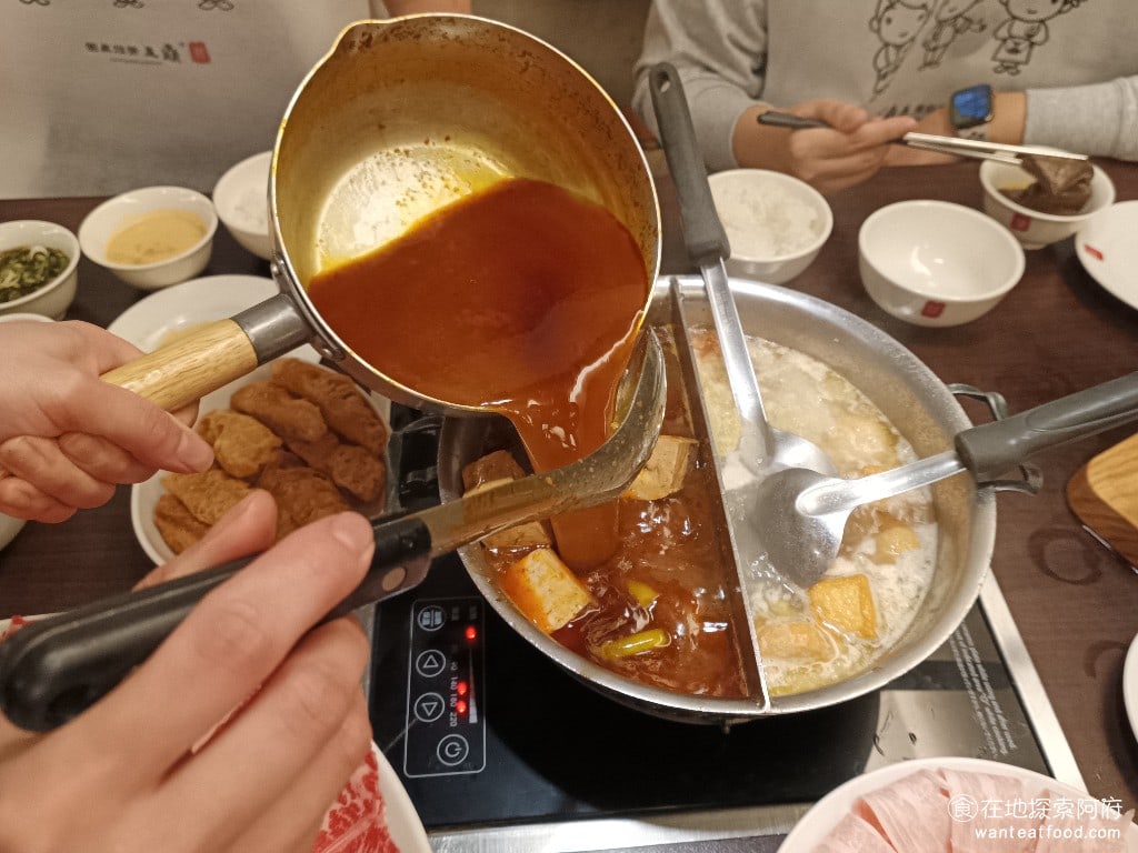 鼎王麻辣鍋(台北忠孝店),鼎王麻辣鍋(台北忠孝店)菜單,鼎王麻辣鍋(台北忠孝店)價格,大安區美食,大安美食,忠孝敦化美食,鍋物料理,麻辣鍋,酸菜鍋 這裡的服務人員非常的貼心，只要看到我們的湯，或是火鍋料快沒了，就會來詢問我們要不要加湯、加料。《鼎王麻辣鍋-台北忠孝店》的服務品質完全是頂尖的。 @在地阿府的美食世界
