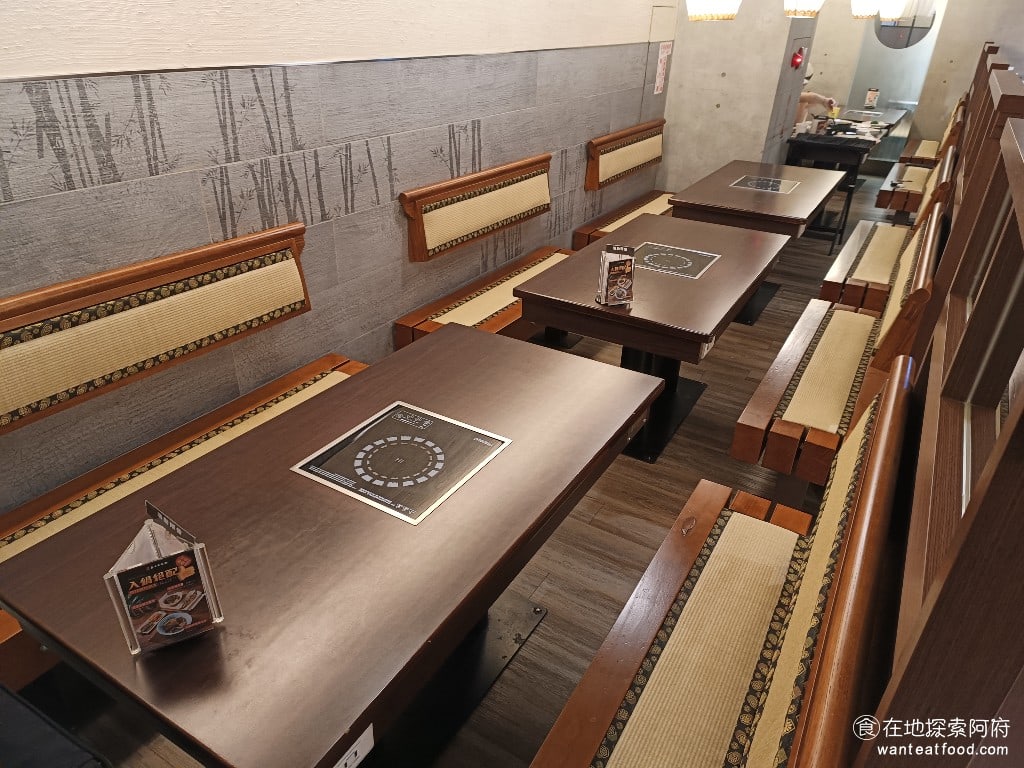 鼎王麻辣鍋(台北忠孝店),鼎王麻辣鍋(台北忠孝店)菜單,鼎王麻辣鍋(台北忠孝店)價格,大安區美食,大安美食,忠孝敦化美食,鍋物料理,麻辣鍋,酸菜鍋 桌面的面積都非常寬敞，完全不用擔心餐點太多會不夠放，只不過《鼎王麻辣鍋-台北忠孝店》的每一個座位全部都是木頭椅子，連軟墊都沒有，坐久了非常不舒服。用餐時間有 90 分鐘的限制。 @在地阿府的美食世界