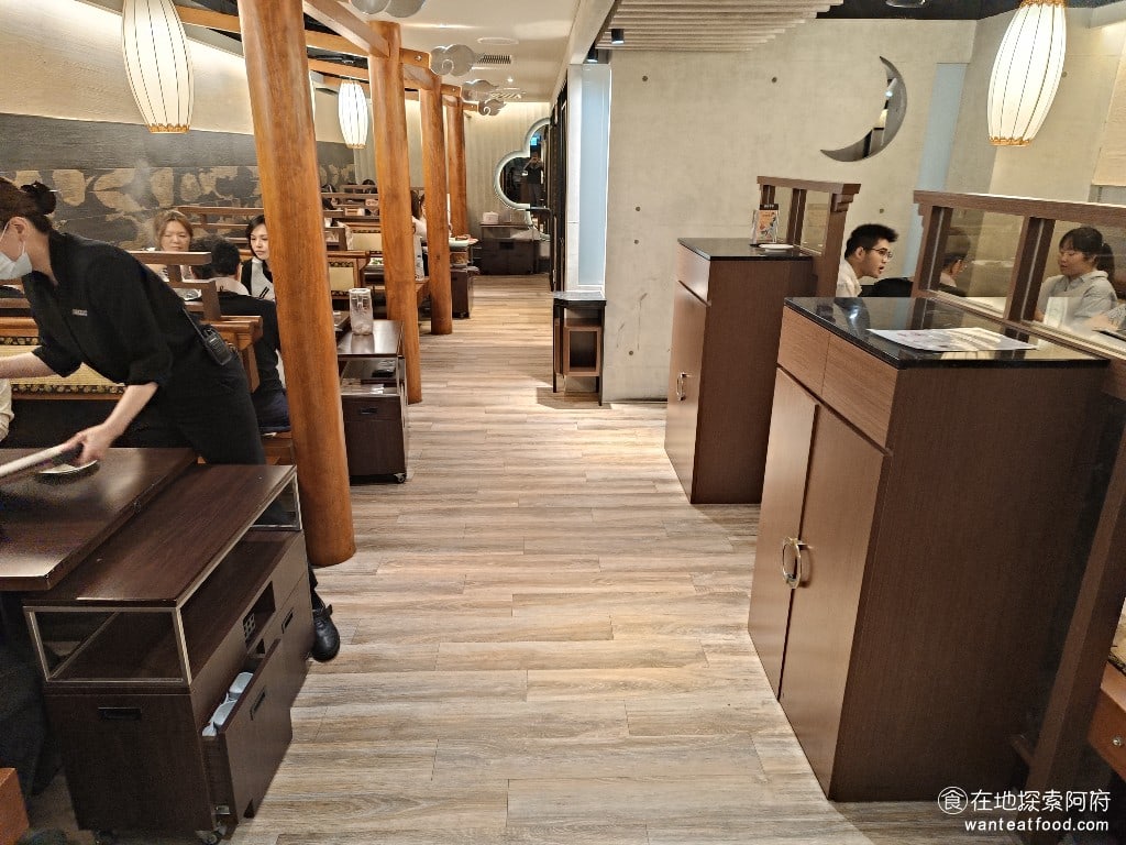 鼎王麻辣鍋(台北忠孝店),鼎王麻辣鍋(台北忠孝店)菜單,鼎王麻辣鍋(台北忠孝店)價格,大安區美食,大安美食,忠孝敦化美食,鍋物料理,麻辣鍋,酸菜鍋 店內用餐環境明亮，排煙設施也做得非常好，因此雖然是麻辣鍋店，但裡面的空氣非常清爽，吃完身上也不會有很重的麻辣鍋味。 @在地阿府的美食世界