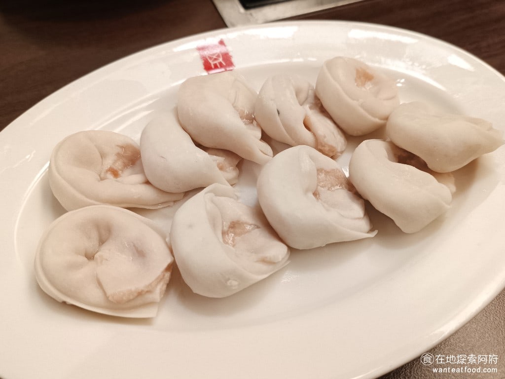 鼎王麻辣鍋(台北忠孝店),鼎王麻辣鍋(台北忠孝店)菜單,鼎王麻辣鍋(台北忠孝店)價格,大安區美食,大安美食,忠孝敦化美食,鍋物料理,麻辣鍋,酸菜鍋 魚餃 118 元 《鼎王麻辣鍋-台北忠孝店》的火鍋料，也是精挑細選的，食材吃起來非常新鮮，完全不會覺得是冷凍火鍋料的感覺。 @在地阿府的美食世界