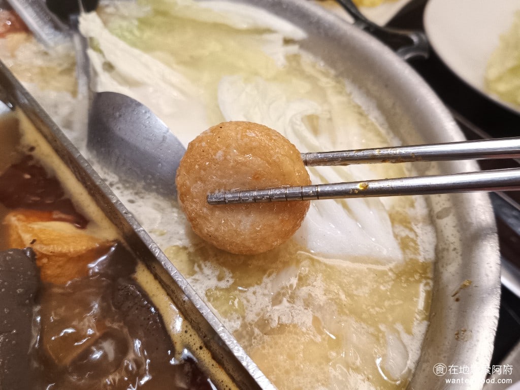 鼎王麻辣鍋(台北忠孝店),鼎王麻辣鍋(台北忠孝店)菜單,鼎王麻辣鍋(台北忠孝店)價格,大安區美食,大安美食,忠孝敦化美食,鍋物料理,麻辣鍋,酸菜鍋 《鼎王麻辣鍋-台北忠孝店》的龍蝦風味球裡面有明太子內餡，一咬下去會直接爆漿，味道超級棒，我一個人就吃了好幾顆。 @在地阿府的美食世界