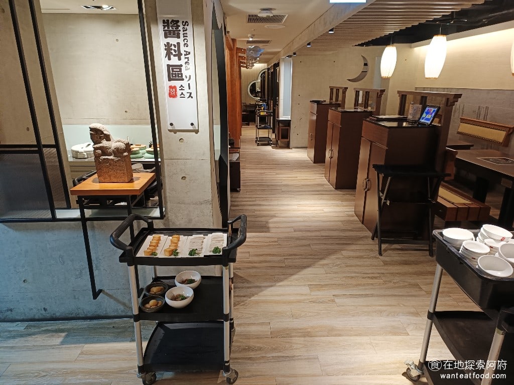 鼎王麻辣鍋(台北忠孝店),鼎王麻辣鍋(台北忠孝店)菜單,鼎王麻辣鍋(台北忠孝店)價格,大安區美食,大安美食,忠孝敦化美食,鍋物料理,麻辣鍋,酸菜鍋 《鼎王麻辣鍋-台北忠孝店》的自助區，只有醬料區，並沒有像其他火鍋店那樣，會提供免費的飲料或是冰淇淋。 @在地阿府的美食世界
