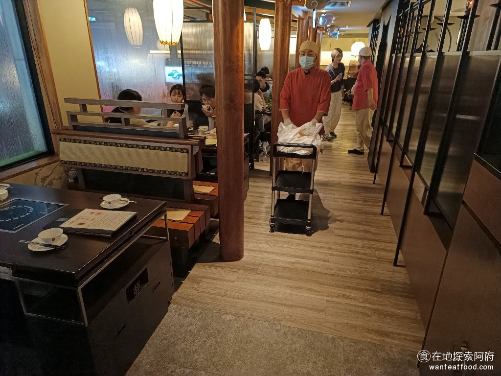 鼎王麻辣鍋(台北忠孝店),鼎王麻辣鍋(台北忠孝店)菜單,鼎王麻辣鍋(台北忠孝店)價格,大安區美食,大安美食,忠孝敦化美食,鍋物料理,麻辣鍋,酸菜鍋 走進店內會發現整個裝潢風格非常有中國風，木質紋路搭配竹林的裝飾，還有白色的燈籠，加上古色古香的座椅，彷彿穿越到了中國古代的宮廷。 @在地阿府的美食世界