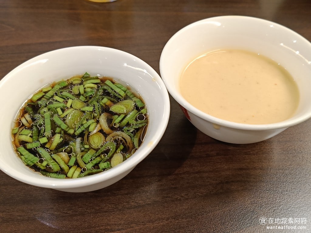 鼎王麻辣鍋(台北忠孝店),鼎王麻辣鍋(台北忠孝店)菜單,鼎王麻辣鍋(台北忠孝店)價格,大安區美食,大安美食,忠孝敦化美食,鍋物料理,麻辣鍋,酸菜鍋 左邊的是麻辣沾醬，右邊的是豆腐乳醬，原本以為麻辣沾醬吃起來是辣的，但它的意思是用來沾麻辣鍋料的醬，醬的味道完全是酸的，醋的味道非常重，吃起來很嗆。 @在地阿府的美食世界