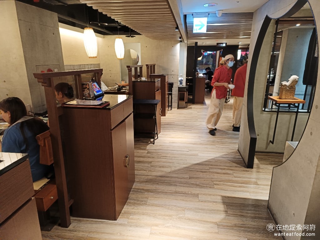 鼎王麻辣鍋(台北忠孝店),鼎王麻辣鍋(台北忠孝店)菜單,鼎王麻辣鍋(台北忠孝店)價格,大安區美食,大安美食,忠孝敦化美食,鍋物料理,麻辣鍋,酸菜鍋 很多顧客吃完鼎王麻辣鍋後，都會將鍋裡的酸菜和鴨血豆腐加滿，並且要求打包回家，隔天再去吃，這樣真的物超所值。 @在地阿府的美食世界