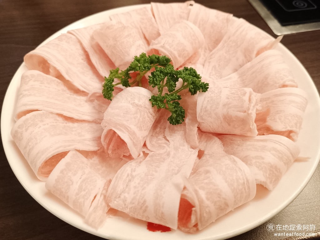 鼎王麻辣鍋(台北忠孝店),鼎王麻辣鍋(台北忠孝店)菜單,鼎王麻辣鍋(台北忠孝店)價格,大安區美食,大安美食,忠孝敦化美食,鍋物料理,麻辣鍋,酸菜鍋 小卷條松阪豬 398 元 《鼎王麻辣鍋-台北忠孝店》的松阪豬，口感比較偏硬，個人感覺築間的松阪豬，吃起來比較好吃。 @在地阿府的美食世界