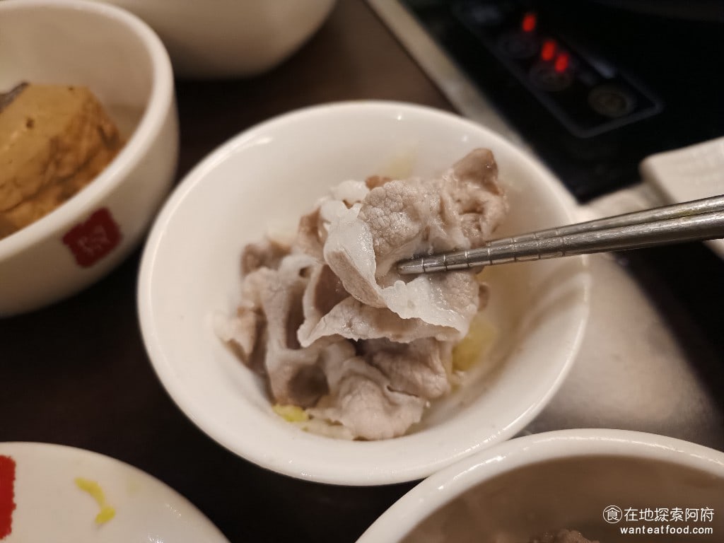 鼎王麻辣鍋(台北忠孝店),鼎王麻辣鍋(台北忠孝店)菜單,鼎王麻辣鍋(台北忠孝店)價格,大安區美食,大安美食,忠孝敦化美食,鍋物料理,麻辣鍋,酸菜鍋 伊比利豬的肉質非常棒，豬肉完全沒有腥味，搭配著招牌的麻辣沾醬，吃起來酸酸鹹鹹的，非常開胃。 @在地阿府的美食世界