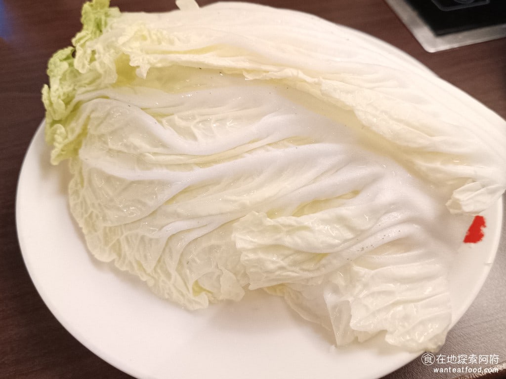 鼎王麻辣鍋(台北忠孝店),鼎王麻辣鍋(台北忠孝店)菜單,鼎王麻辣鍋(台北忠孝店)價格,大安區美食,大安美食,忠孝敦化美食,鍋物料理,麻辣鍋,酸菜鍋 大白菜 108 元 如果擔心只吃酸菜會太酸的話，可以再叫一盤大白菜做搭配。 @在地阿府的美食世界