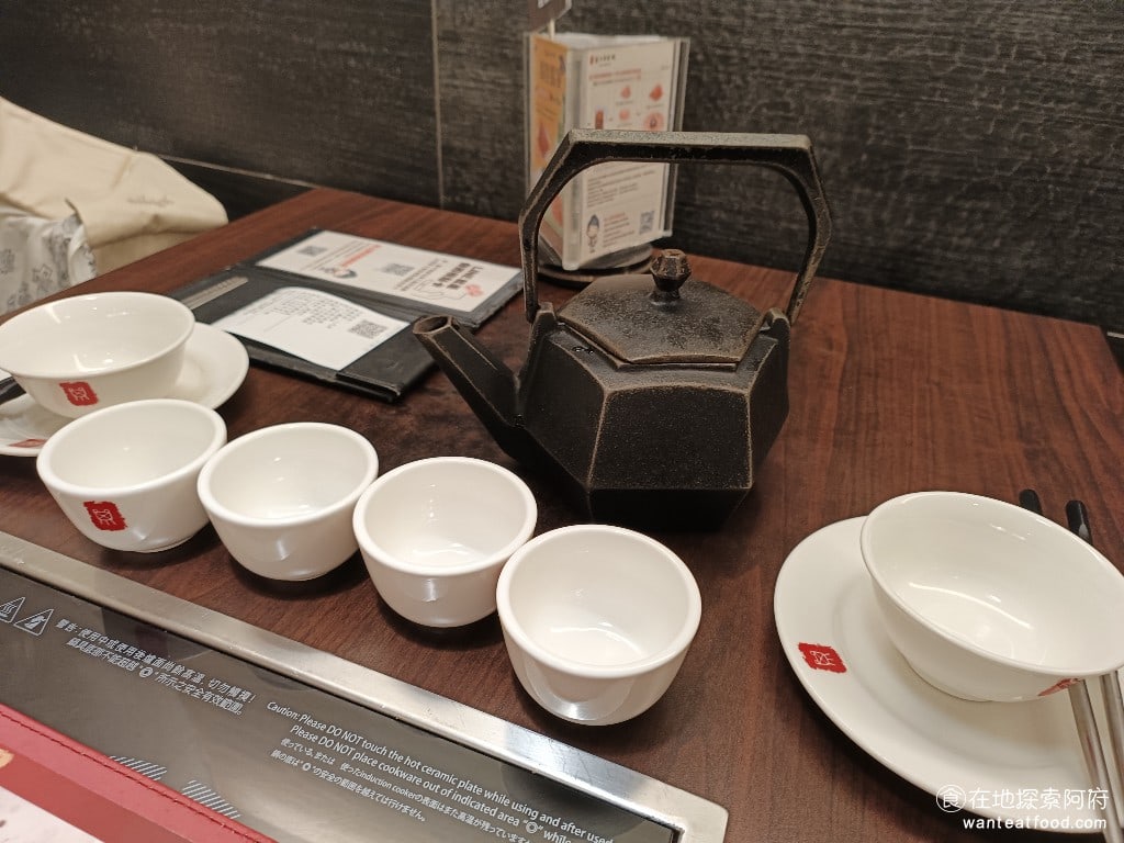 鼎王麻辣鍋(台北忠孝店),鼎王麻辣鍋(台北忠孝店)菜單,鼎王麻辣鍋(台北忠孝店)價格,大安區美食,大安美食,忠孝敦化美食,鍋物料理,麻辣鍋,酸菜鍋 桌上有一個超級大的茶壺，裡面裝的是鼎王麻辣鍋特有的蜜桃風味茶。 @在地阿府的美食世界