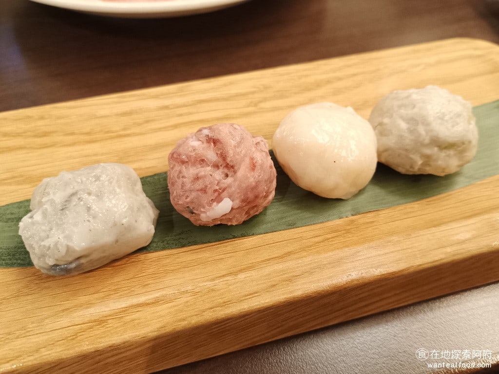 鼎王麻辣鍋(台北忠孝店),鼎王麻辣鍋(台北忠孝店)菜單,鼎王麻辣鍋(台北忠孝店)價格,大安區美食,大安美食,忠孝敦化美食,鍋物料理,麻辣鍋,酸菜鍋 手工綜合丸四顆 170 元 綜合丸起來吃起來的感覺比較普通，而且有一些丸子即便煮了很久，但吃起來還是很硬。 @在地阿府的美食世界