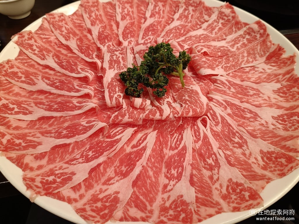 鼎王麻辣鍋(台北忠孝店),鼎王麻辣鍋(台北忠孝店)菜單,鼎王麻辣鍋(台北忠孝店)價格,大安區美食,大安美食,忠孝敦化美食,鍋物料理,麻辣鍋,酸菜鍋 上選牛小排 1098 元 這一盤肉的份量非常大，剛上桌的時候，完全被嚇到了，原以為吃不完，但後來發現肉質非常軟嫩，在麻辣鍋中簡單涮幾下就能吃了，口感非常好，最後整盤也是吃個精光。 @在地阿府的美食世界