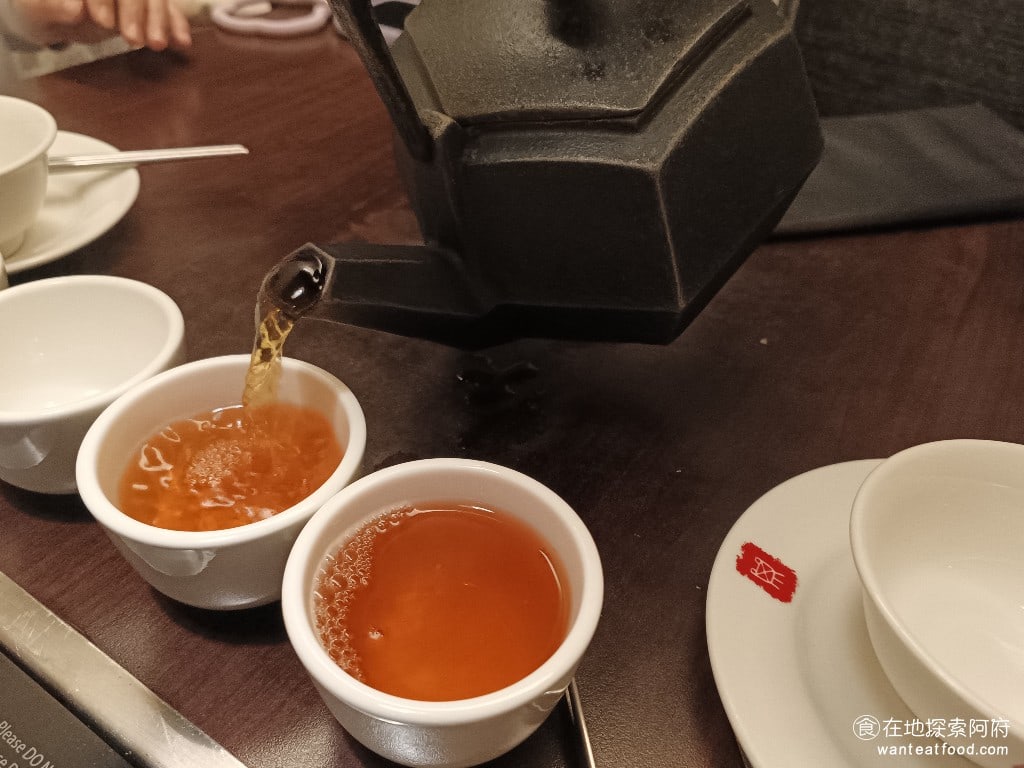 鼎王麻辣鍋(台北忠孝店),鼎王麻辣鍋(台北忠孝店)菜單,鼎王麻辣鍋(台北忠孝店)價格,大安區美食,大安美食,忠孝敦化美食,鍋物料理,麻辣鍋,酸菜鍋 這個茶壺超級重，不管是鼎王麻辣鍋，還是另一個品牌的無老鍋，茶壺都是這麼重，可能是想呈現出茶具的高級感。 @在地阿府的美食世界