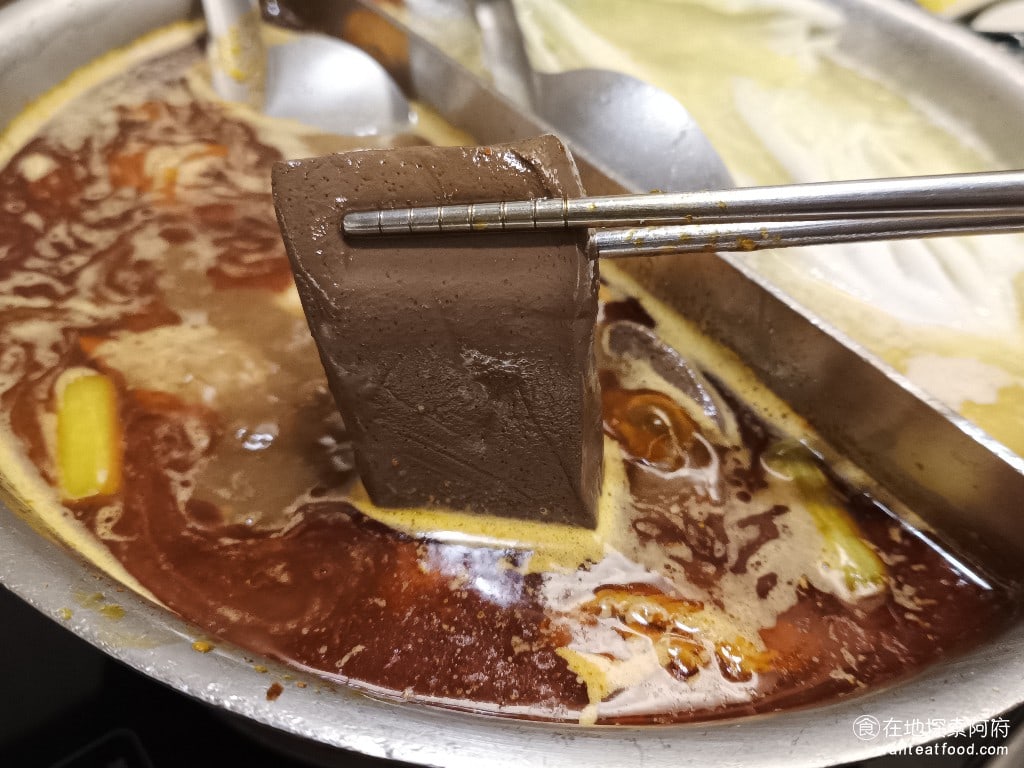 鼎王麻辣鍋(台北忠孝店),鼎王麻辣鍋(台北忠孝店)菜單,鼎王麻辣鍋(台北忠孝店)價格,大安區美食,大安美食,忠孝敦化美食,鍋物料理,麻辣鍋,酸菜鍋 可以無限吃的麻辣鴨血 @在地阿府的美食世界