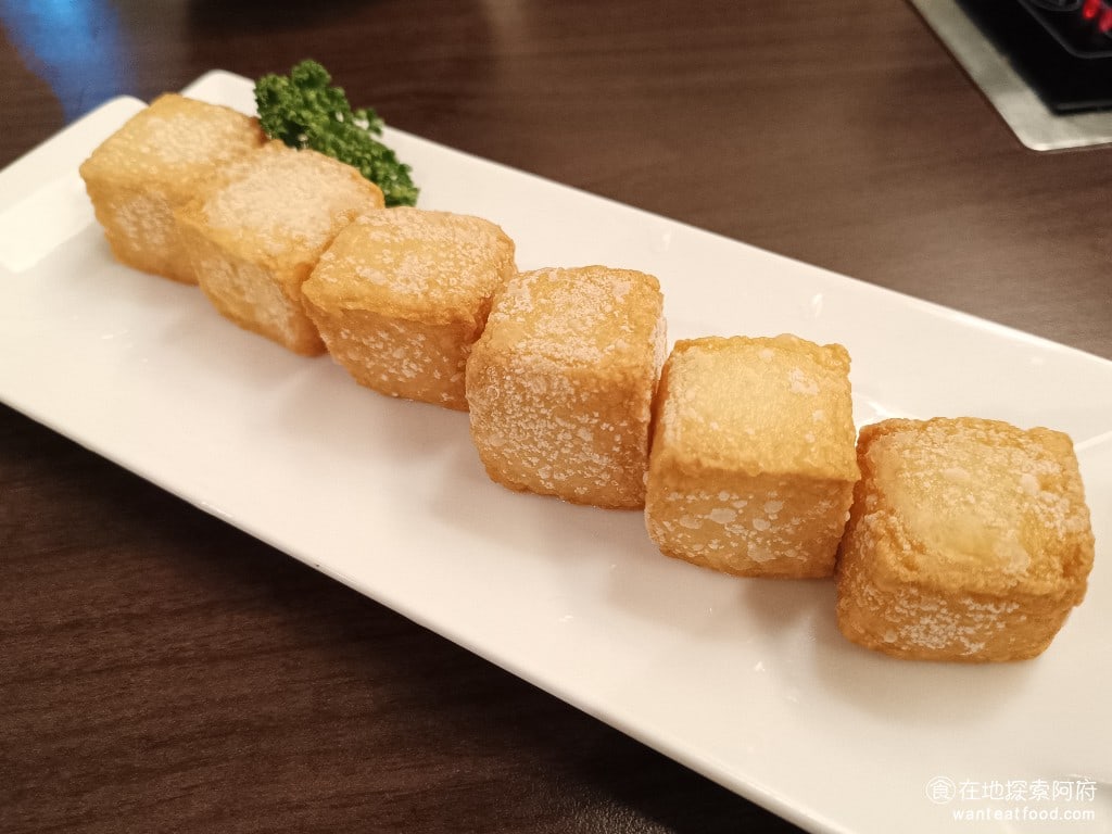 鼎王麻辣鍋(台北忠孝店),鼎王麻辣鍋(台北忠孝店)菜單,鼎王麻辣鍋(台北忠孝店)價格,大安區美食,大安美食,忠孝敦化美食,鍋物料理,麻辣鍋,酸菜鍋 黃金魚豆腐 130 元 由於這裡並沒有和無老鍋一樣提供冰淇淋豆腐，還有麵包豆腐，所以我們就點了魚豆腐。 @在地阿府的美食世界