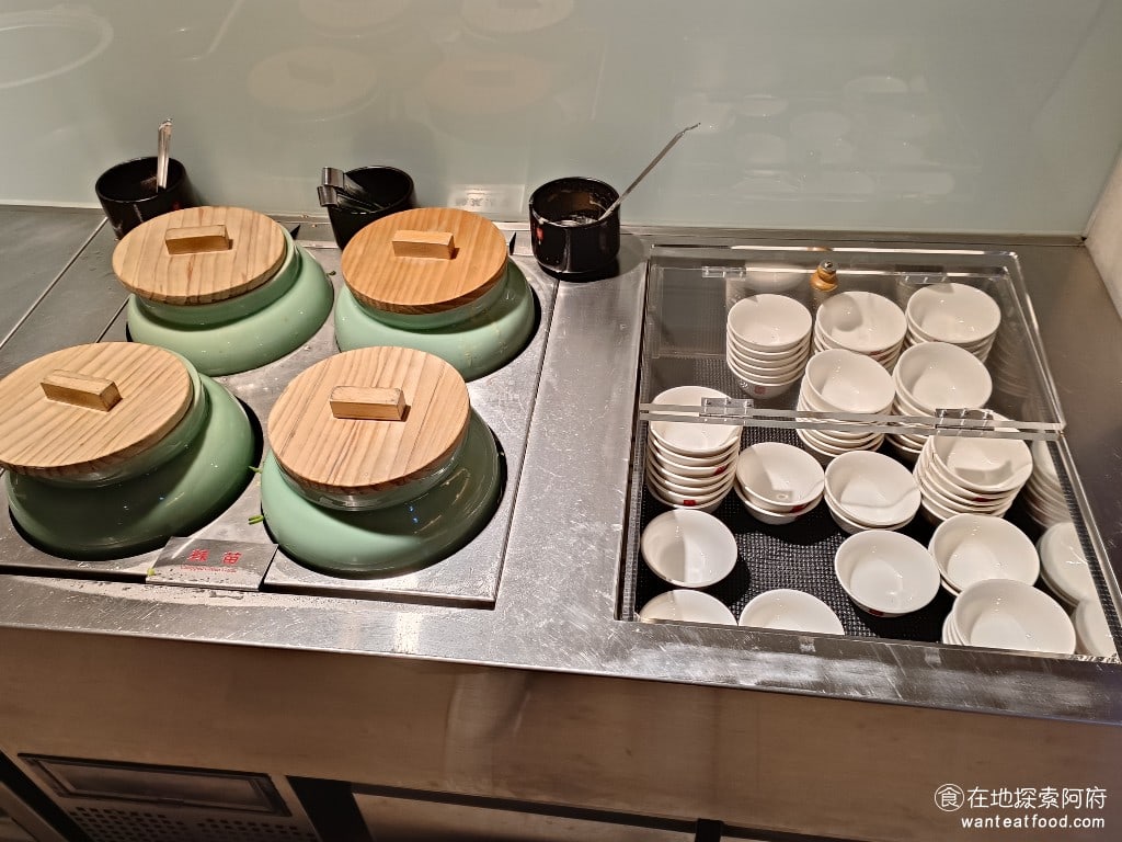 鼎王麻辣鍋(台北忠孝店),鼎王麻辣鍋(台北忠孝店)菜單,鼎王麻辣鍋(台北忠孝店)價格,大安區美食,大安美食,忠孝敦化美食,鍋物料理,麻辣鍋,酸菜鍋 醬料區的醬料比較少，只有兩種，一個是麻辣沾醬，另一個是豆腐乳醬，還有蒜苗可以搭配。 @在地阿府的美食世界