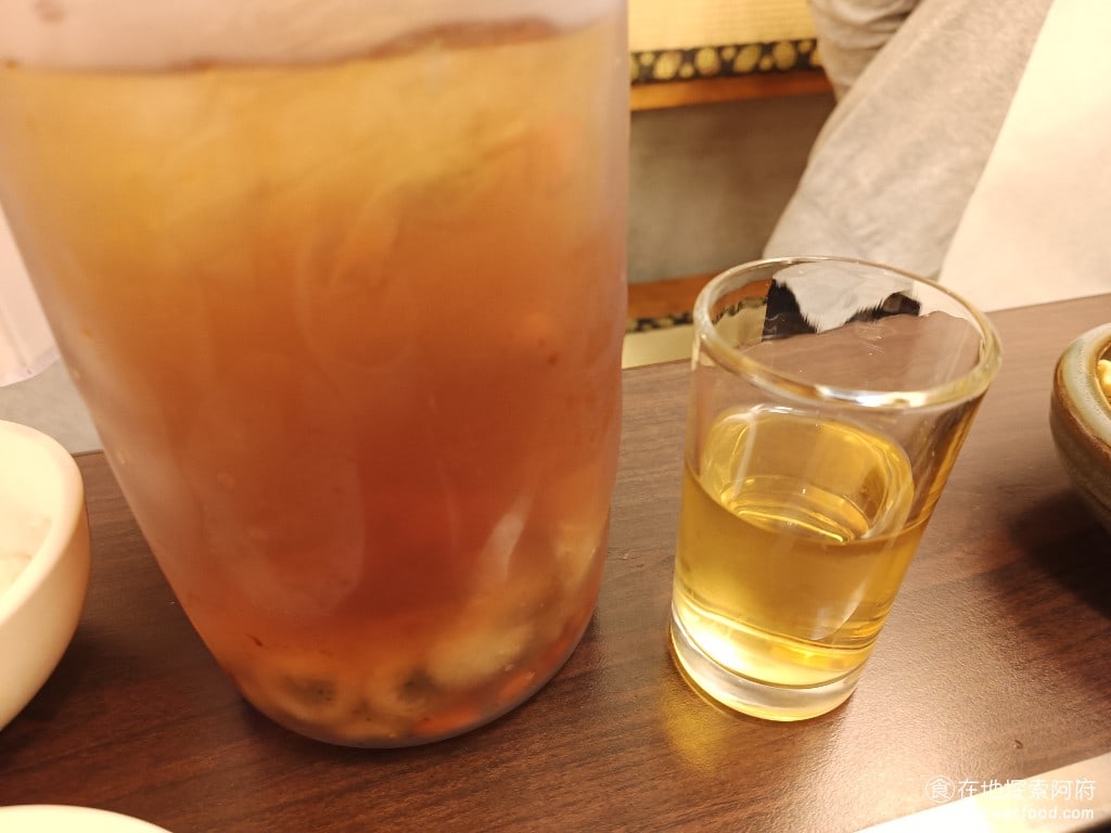 鼎王麻辣鍋(台北忠孝店),鼎王麻辣鍋(台北忠孝店)菜單,鼎王麻辣鍋(台北忠孝店)價格,大安區美食,大安美食,忠孝敦化美食,鍋物料理,麻辣鍋,酸菜鍋 枸杞菊花露一壺 210 元 這個菊花茶味道超級棒，比店家提供的蜜桃風味茶還要好喝，枸杞的味道不會很重，喝起來有淡淡的菊花香和微微的甜味，喝起來非常的解膩。 @在地阿府的美食世界