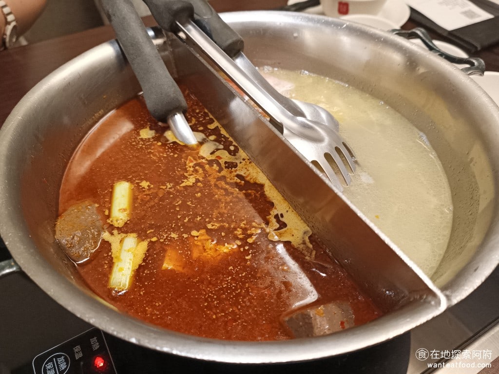 鼎王麻辣鍋(台北忠孝店),鼎王麻辣鍋(台北忠孝店)菜單,鼎王麻辣鍋(台北忠孝店)價格,大安區美食,大安美食,忠孝敦化美食,鍋物料理,麻辣鍋,酸菜鍋 麻辣、酸菜鍋底 口味是小辣和小酸，是算人頭的，每一個人的價格是 150 元。如果點鴛鴦鍋的話，每一桌還會再加收 180 元。 @在地阿府的美食世界