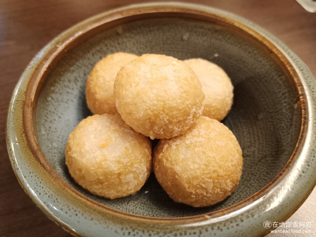 鼎王麻辣鍋(台北忠孝店),鼎王麻辣鍋(台北忠孝店)菜單,鼎王麻辣鍋(台北忠孝店)價格,大安區美食,大安美食,忠孝敦化美食,鍋物料理,麻辣鍋,酸菜鍋 龍蝦風味球 78 元 如果你不知道要點哪一個火鍋料，我非常推薦你點這一個 龍蝦風味球。 @在地阿府的美食世界
