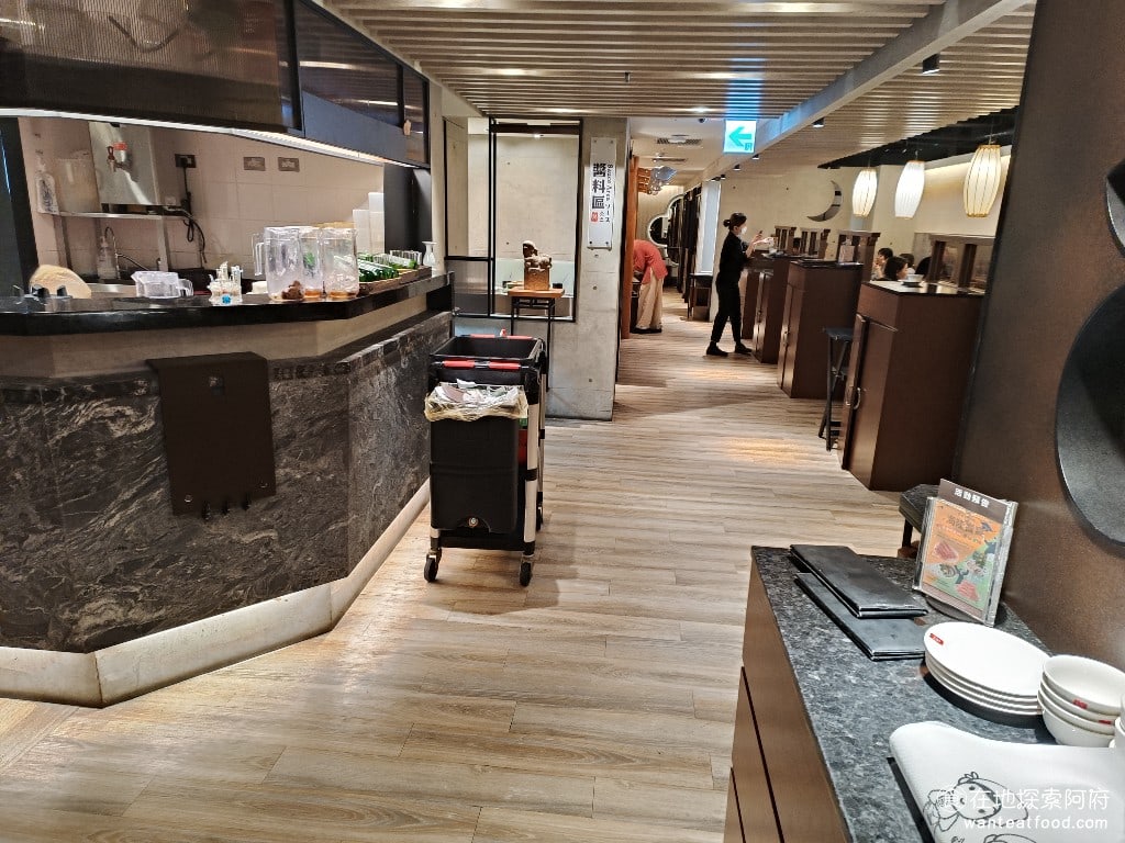 鼎王麻辣鍋(台北忠孝店),鼎王麻辣鍋(台北忠孝店)菜單,鼎王麻辣鍋(台北忠孝店)價格,大安區美食,大安美食,忠孝敦化美食,鍋物料理,麻辣鍋,酸菜鍋 店內座位的安排也非常多，有兩人座、四人座的小桌，甚至有容納團體的大型包廂。包廂的隔音也做得非常好，在店內用餐完全不會覺得吵雜，即便是一大群朋友聚餐，這裡也是非常好的選擇。 @在地阿府的美食世界