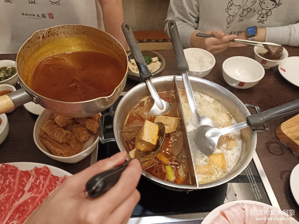 鼎王麻辣鍋(台北忠孝店),鼎王麻辣鍋(台北忠孝店)菜單,鼎王麻辣鍋(台北忠孝店)價格,大安區美食,大安美食,忠孝敦化美食,鍋物料理,麻辣鍋,酸菜鍋 麻辣鍋的鴨血、臭豆腐，都是可以無限續加的，而酸菜鍋裡面的酸菜，也是可以無限續加的。 @在地阿府的美食世界