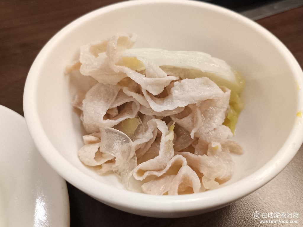 鼎王麻辣鍋(台北忠孝店),鼎王麻辣鍋(台北忠孝店)菜單,鼎王麻辣鍋(台北忠孝店)價格,大安區美食,大安美食,忠孝敦化美食,鍋物料理,麻辣鍋,酸菜鍋 《鼎王麻辣鍋-台北忠孝店》的松阪豬，吃起來非常新鮮，完全沒有使用黏合劑，所以松阪豬每一塊都是最自然的大小。只不過，松阪豬的口感，我個人覺得還是有點偏硬了。 @在地阿府的美食世界