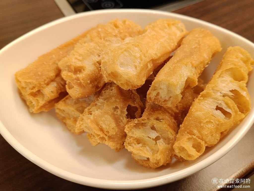 鼎王麻辣鍋(台北忠孝店),鼎王麻辣鍋(台北忠孝店)菜單,鼎王麻辣鍋(台北忠孝店)價格,大安區美食,大安美食,忠孝敦化美食,鍋物料理,麻辣鍋,酸菜鍋 老油條 70 元 老油條是吃鼎王麻辣鍋必備的經典配料，鼎王的老油條吃起來完全不油，丟到麻辣鍋去煮後，吸飽了湯汁吃起來又脆又辣，口感非常棒。 @在地阿府的美食世界