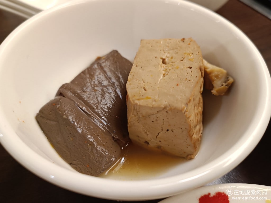 鼎王麻辣鍋(台北忠孝店),鼎王麻辣鍋(台北忠孝店)菜單,鼎王麻辣鍋(台北忠孝店)價格,大安區美食,大安美食,忠孝敦化美食,鍋物料理,麻辣鍋,酸菜鍋 《鼎王麻辣鍋-台北忠孝店》的鴨血和臭豆腐，用料都非常好吃，初始非常新鮮的鴨血、臭豆腐，也吃得到濃濃的豆香。 @在地阿府的美食世界