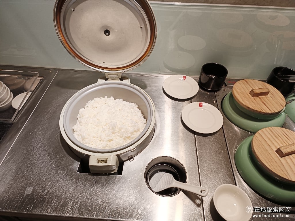 鼎王麻辣鍋(台北忠孝店),鼎王麻辣鍋(台北忠孝店)菜單,鼎王麻辣鍋(台北忠孝店)價格,大安區美食,大安美食,忠孝敦化美食,鍋物料理,麻辣鍋,酸菜鍋 店內有提供吃到飽的白飯，米飯的品質也非常好，吃起來非常軟Q。 @在地阿府的美食世界