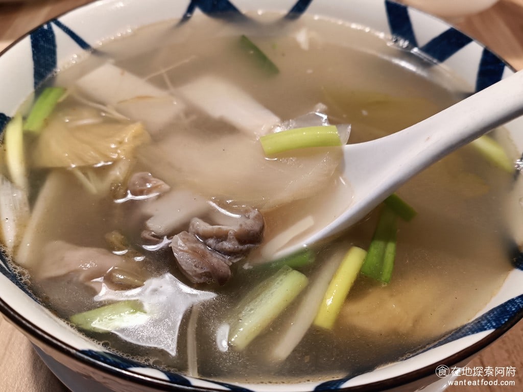 花娘小館南京店,花娘小館南京店菜單,花娘小館南京店價格,松山區美食,松山美食,中式料理,川菜,熱炒,熱炒,熱炒 裡面雖然有加肚肉片，但肉的味道沒有很重，裡面還加了不少的蔥，整碗湯喝起來是非常清爽的。 @在地阿府的美食世界