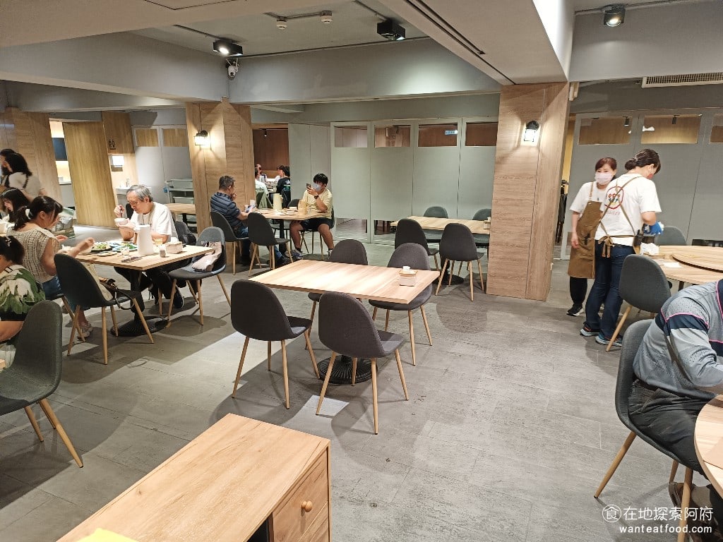 花娘小館南京店,花娘小館南京店菜單,花娘小館南京店價格,松山區美食,松山美食,中式料理,川菜,熱炒,熱炒,熱炒 店內的座位主要是以四人桌、多人圓桌為主，並且還有提供三個獨立包廂，每個包廂低消是 8000 元，非常適合朋友以及公司聚餐使用。因為有包廂，所以人多的時候，也不會覺得很吵。 @在地阿府的美食世界