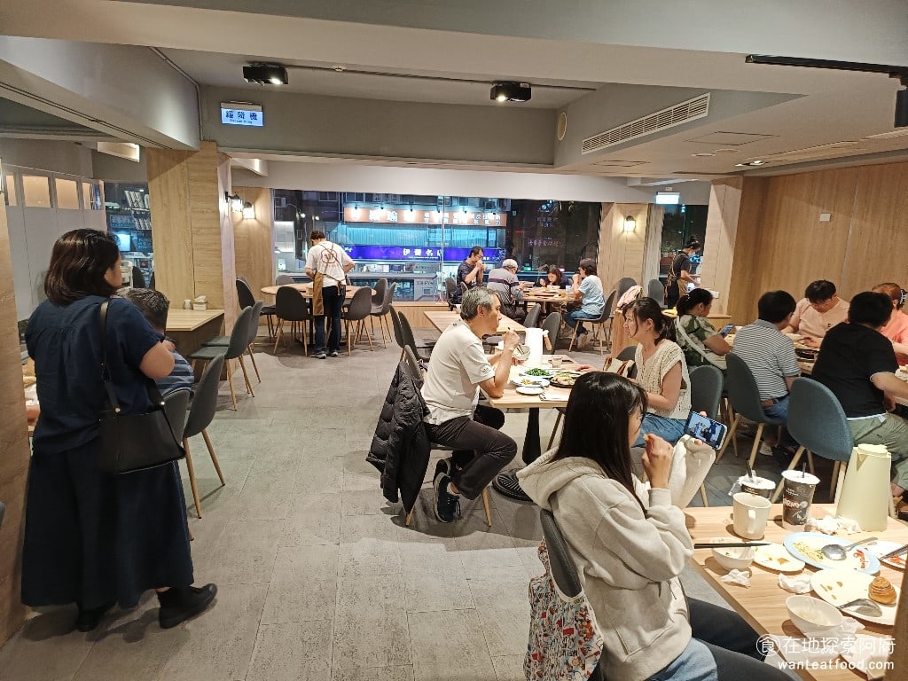 花娘小館南京店,花娘小館南京店菜單,花娘小館南京店價格,松山區美食,松山美食,中式料理,川菜,熱炒,熱炒,熱炒 新開幕的《花娘小館南京店》，用餐環境比創始店大了很多，整體空間規劃得非常舒適，店內燈火通明，座位也安排得很合理，不會太擁擠。 @在地阿府的美食世界