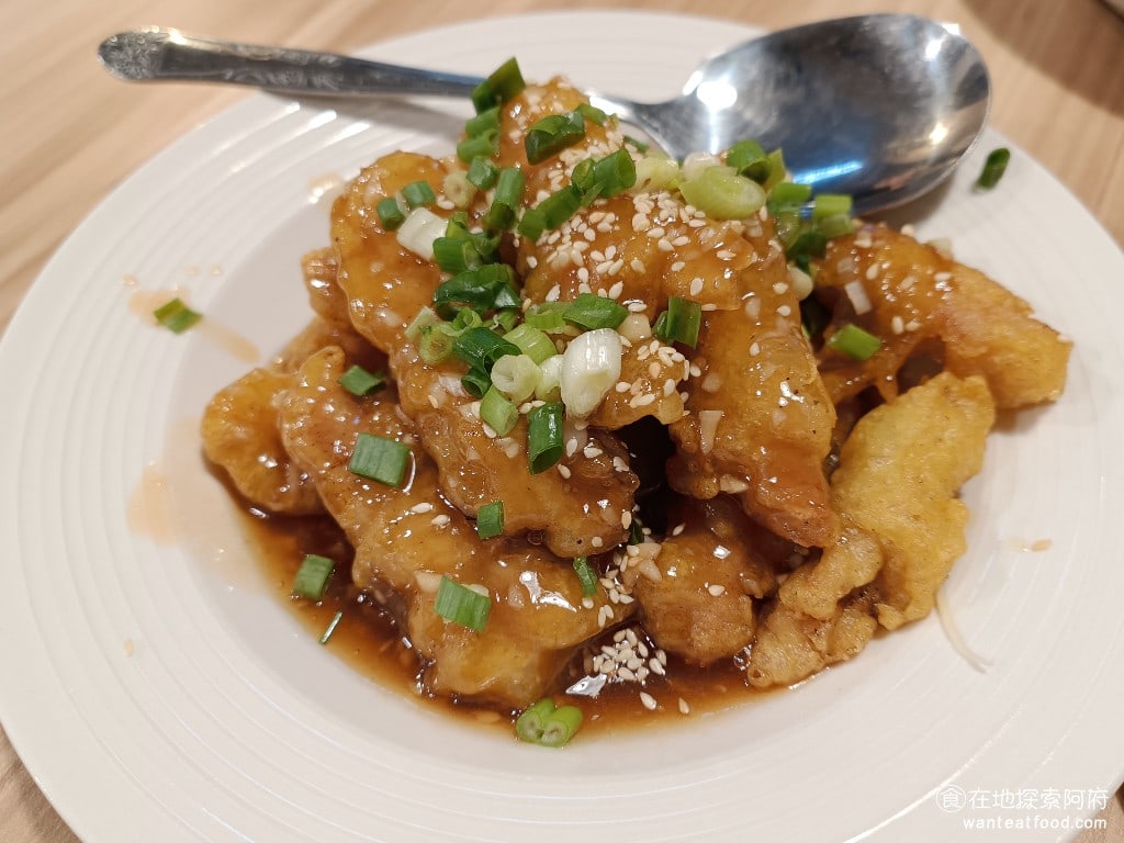 花娘小館南京店,花娘小館南京店菜單,花娘小館南京店價格,松山區美食,松山美食,中式料理,川菜,熱炒,熱炒,熱炒 糖醋里肌 320 元 在所有的餐點中，我最愛的就是這一道糖醋里肌，它的糖醋醬醋加得非常多，吃起來非常嗆，外皮炸得非常酥脆，裡面的糖醋肉質也很軟嫩。很少吃到這麼嗆的糖醋醬，我超級喜歡！ @在地阿府的美食世界