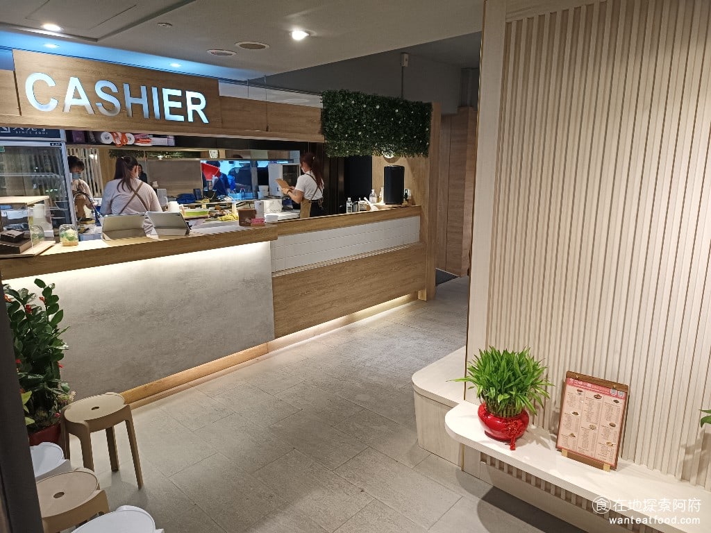 花娘小館南京店,花娘小館南京店菜單,花娘小館南京店價格,松山區美食,松山美食,中式料理,川菜,熱炒,熱炒,熱炒 自從被黃仁勳造訪過後，各大媒體、以及美食部落客、甚至網紅也紛紛過來打卡，所以《花娘小館南京店》也非常難訂位，要提前好幾個禮拜訂位才訂的到。 @在地阿府的美食世界