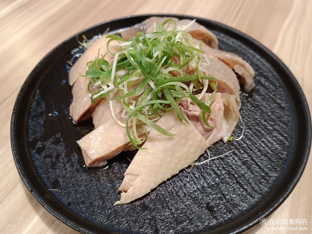 花娘小館南京店,花娘小館南京店菜單,花娘小館南京店價格,松山區美食,松山美食,中式料理,川菜,熱炒,熱炒,熱炒 蔥油雞 320 元 蔥油雞用的是雞腿肉，外皮吃起來非常的Q彈，雞腿肉的肉質也處理得很好，吃起來非常的軟嫩且多汁，淋上的蔥油也很香，吃起來不油膩，整道菜非常的清爽。 @在地阿府的美食世界